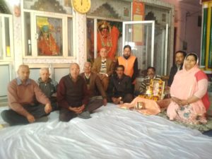 "हरियाणा ब्राह्मण परिसंघ की बैठक श्री बांके बिहारी मंदिर यमुनानगर में संपन्न" संस्थापक श्री पुरुषोत्तम दास कौशिश ने बैठक में कहा कि परिसंघ का उद्देश्य लोगों में परस्पर भाईचारा व समाज में एकता की भावना के लिए कार्य करना है। बैठक में उपस्थित सदस्य जय भगवान शर्मा ने कहा कि हिंदू संस्कृति सभी वर्गों को साथ लेकर व साथ मिलकर कार्य करने की है। इसलिए भगवान परशुराम परिवार चाहता है कि हम सभी आपस में एक-दूसरे का आदर करें। मौके पर मौजूद सुभाष शर्मा ने बताया कि सभी सदस्य भगवान परशुराम जी और परिसंघ के उद्देश्यों पर ही चल रहे हैं और हमेें दूसरों को भी ऐसा करने के लिए प्रेरित करते हुए अपना संगठन मजबूत बनाना चाहिए। स्वाति शर्मा ने बताया कि मंदिर में इसी माह की 18 तारीख को अम्मा भगवान का सायं ३ से ५ बजे तक कीर्तन होगा।