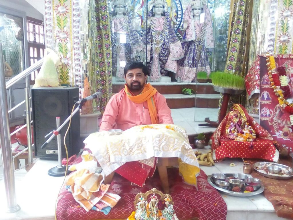 यमुनानगर के श्रीलालद्वारा मंदिर में श्रद्धालुओं को कथा श्रवण करवाते पंडित गोपाल राज।