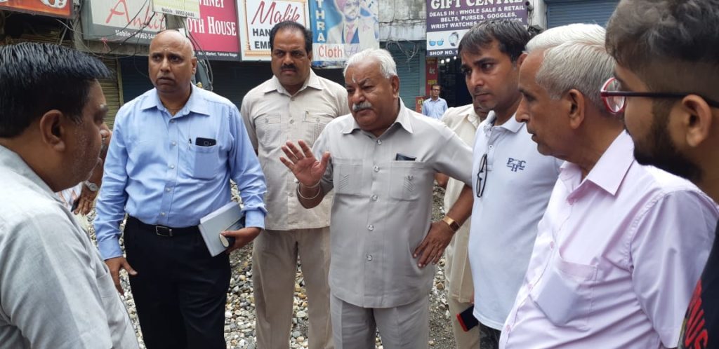 यमुनानगर विधायक घनश्याम अरोड़ा निगम अधिकारियों के दौरा करते हुए। 