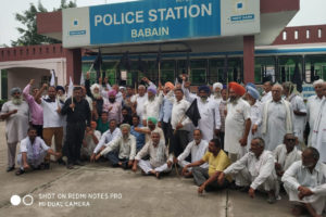 शाहाबाद रैली के दौरान गिरफ्तार किए गए जिला यमुनानगर के किसान बाबैन थाने के बाहर नारेबाजी करते हुए। 