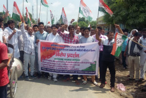   रादौर में सरकार विरोधी प्रदर्शन करते कांग्रेसी कार्यकर्ता।