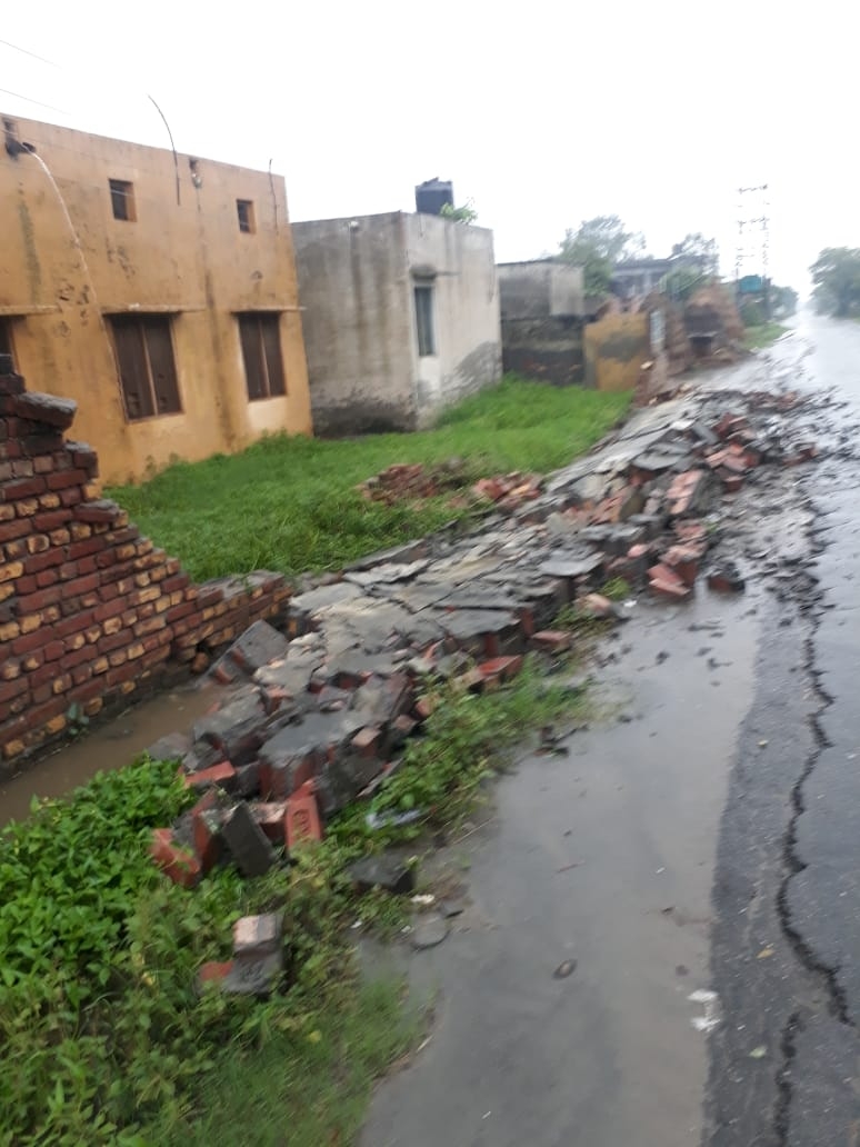 yamunanagar hulchul radaur yamuna river flood 16 बरसात के कारण गिरी सरकारी स्कूल एमटी करहेडा की दीवार।