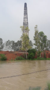 रादौर में बाढ के पानी से घिरा राज्यमंत्री कर्णदेव का गांव लालछप्पर स्थिति ईंट भटठा। 