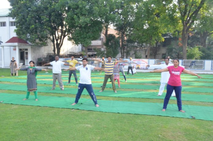 मुकन्द लाल नैशनल कॉलेज के प्रांगण में चौथे अर्तराष्ट्रीय योग दिवस के अवसर पर योगा