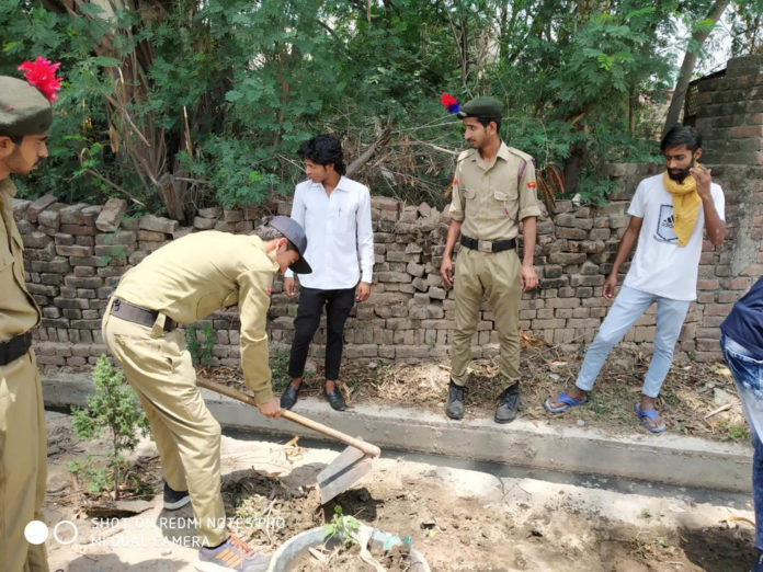 साढौरा में एनसीसी कैडेटों ने गांव सैदूपुर में स्वच्छता अभियान चलाया।