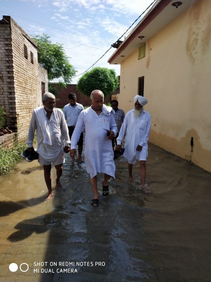 बाढ प्रभावित गांव का दौरा करते aicc मैंबर श्याम सुंदर बतरा