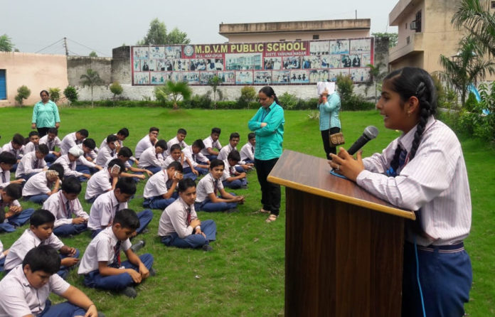 एमडीवीएम पब्लिक स्कूल हाफिजपुर में आयोजित भाषण प्रतियोगिता में प्रस्तुति देती छात्रा। 