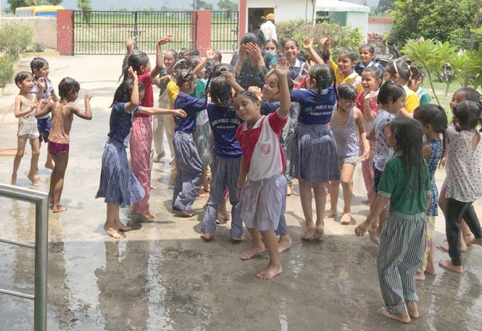 - दून पब्लिक स्कू बुबका में आयोजित रेन डांस पार्टी में भाग लेते बच्चे।