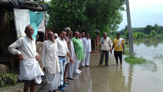 रादौर इनेलो हल्का प्रधान राजकुमार बुबका बाढ प्रभावित गांवों का दौरा कर जायजा लेते हुए। 