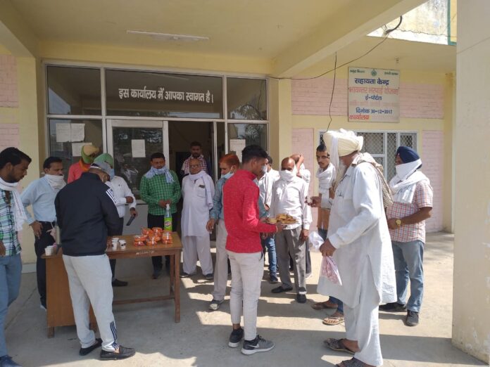 free refreshment for farmers in market committee chhachhruali, yamunanagar hulchul, #YamunanagarHulchul, #यमुनानगरहलचल, #यमुनानगर_हलचल, #Yamunanagar, #यमुनानगर, Yamunanagar News, Yamunanagar City News, dc yamunanagar, deputy commissioner yamunanagar